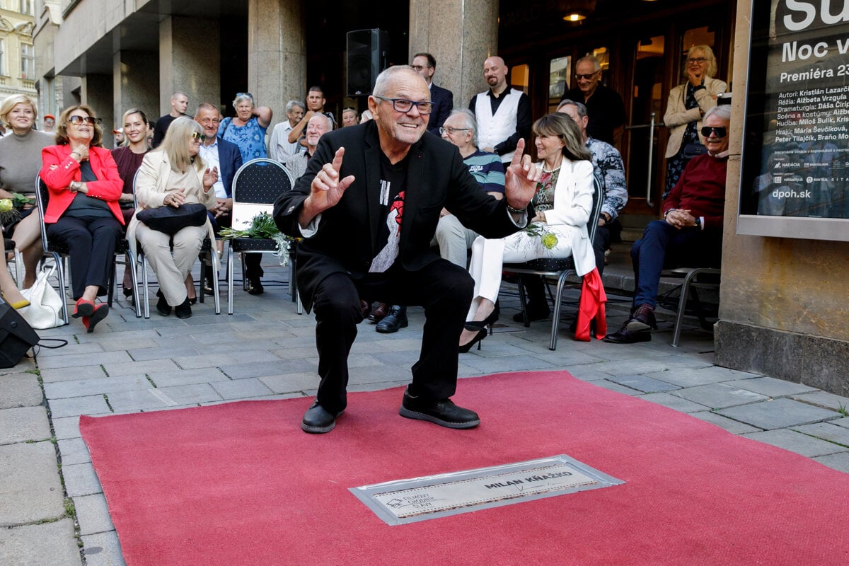 Bratislavsky filmovy chodnik slavy sa rozrastol o dlazdicu Milana Knazka