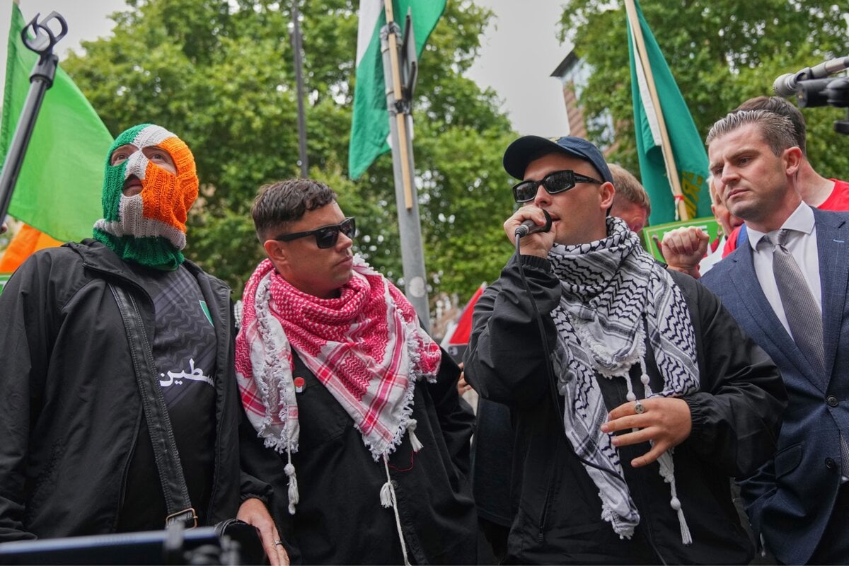Kanada zakazala vstup kontroverznej rapovej skupine Kneecap
