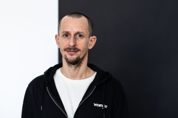 LGBTI ludia za stav krajiny nemozu reaguje Samotny