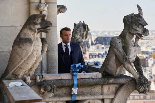 Macron ako prvy navstivil zrekonstruovane veze Notre Dame