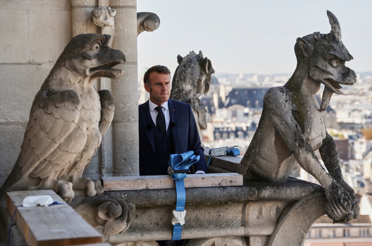 Macron ako prvy navstivil zrekonstruovane veze Notre Dame