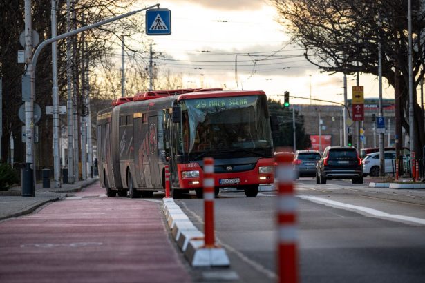 Maksie materialy skosene hrany reflexne prvky Na Vajanskeho zacinaju vymienat oddelovace