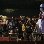 Migrantov na paserackej lodi zabijali pre carodejnictvo