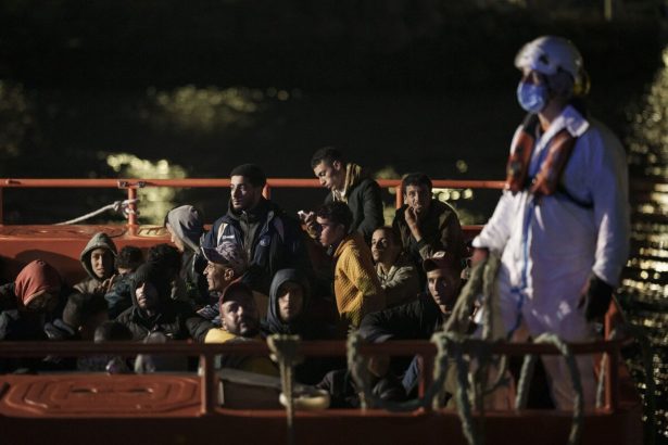 Migrantov na paserackej lodi zabijali pre carodejnictvo