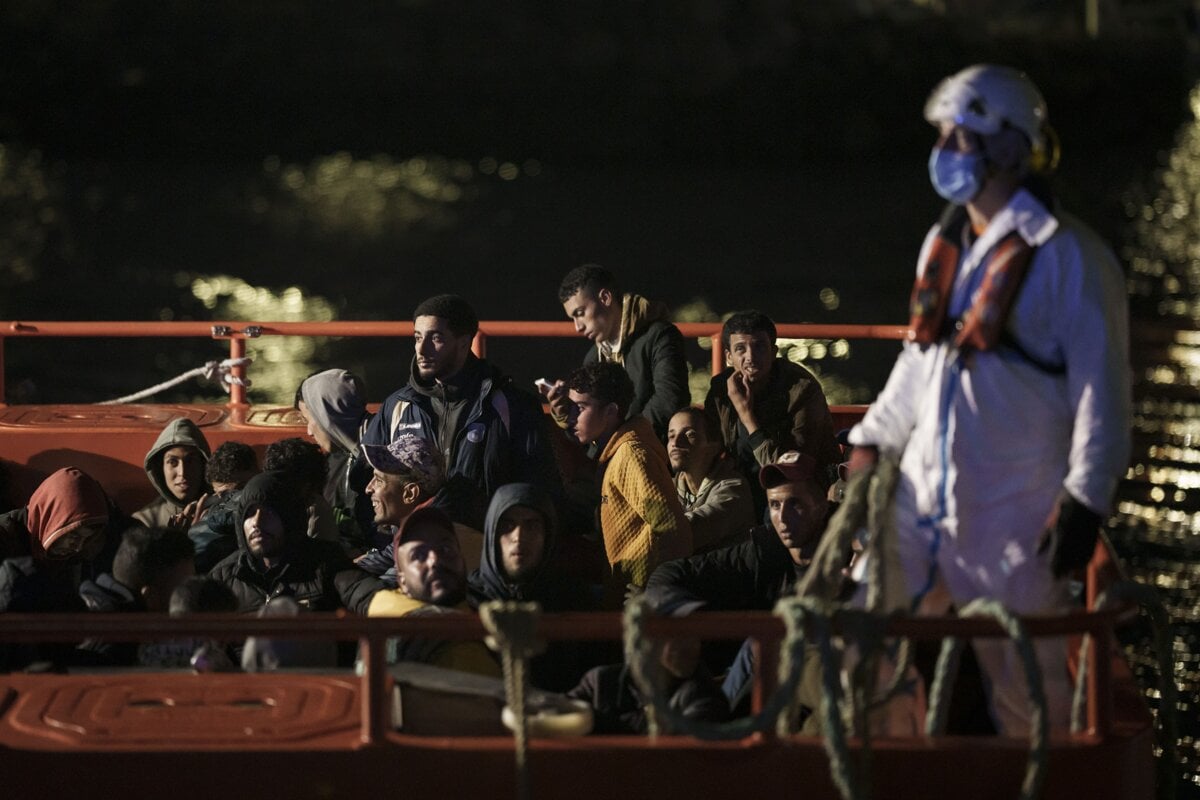 Migrantov na paserackej lodi zabijali pre carodejnictvo