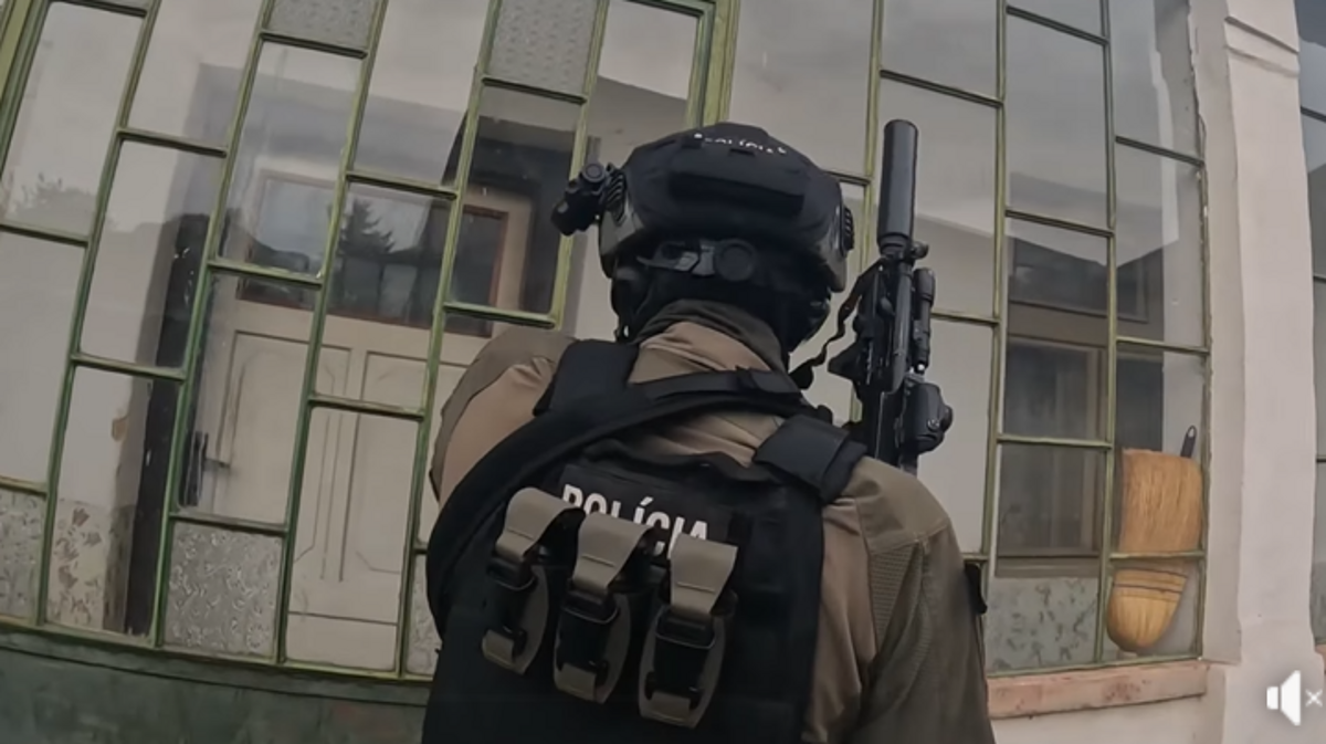 Muz vykrikoval ze vsetkych pozabija vystrelil zo vzduchovky Pozrite si video zo zadrzania