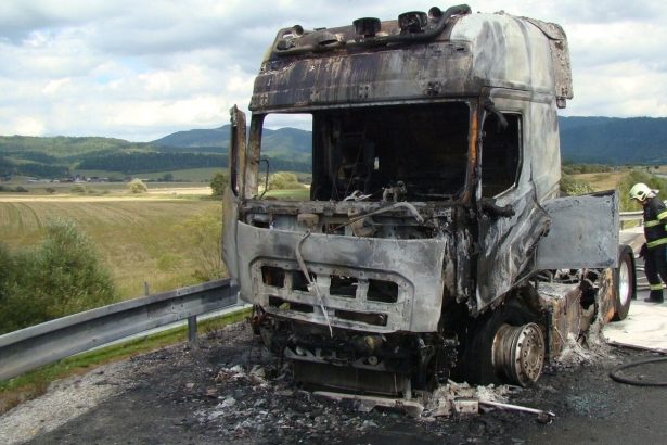 Na dialnici z Presova na Levocu zhorel kamion