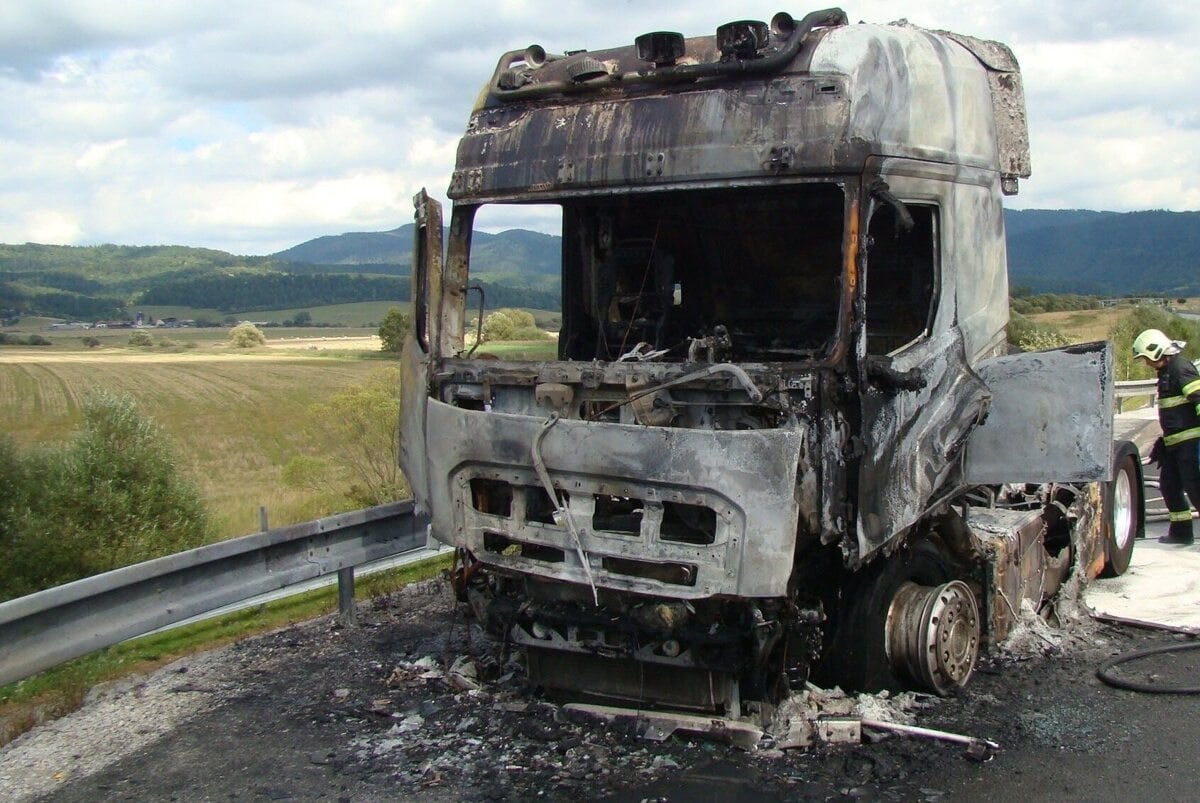 Na dialnici z Presova na Levocu zhorel kamion