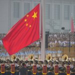 Na mrakodrape v Cine sa objavili hesla proti rezimu