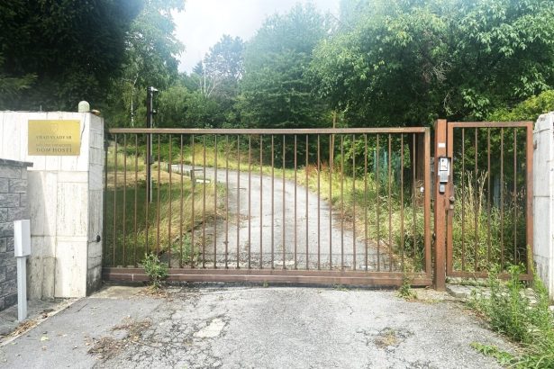 Naoko nenapadnu vladnu budovu vylepsia