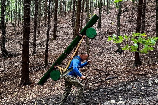 Nosici vyniesli lavicky k Budzoganu