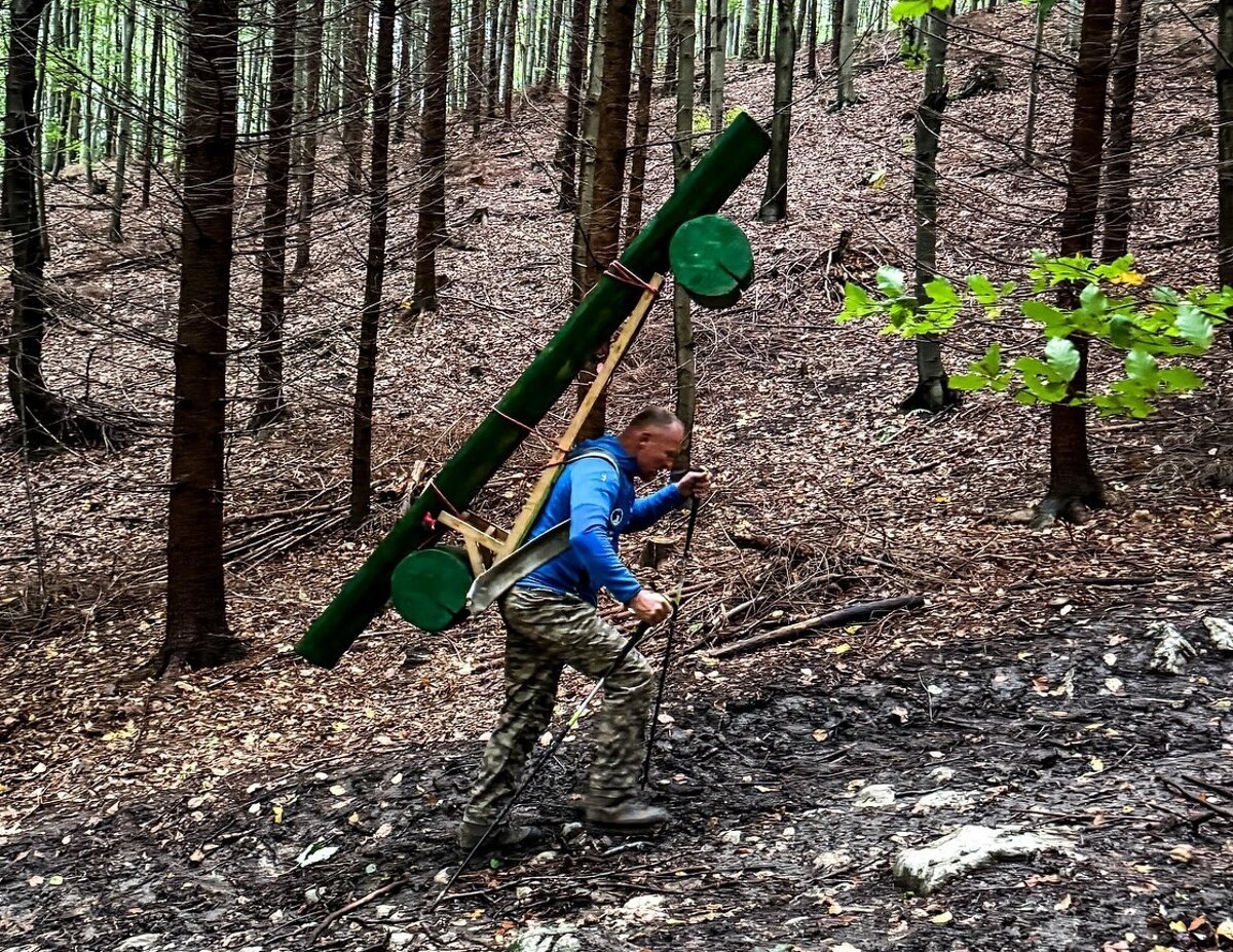 Nosici vyniesli lavicky k Budzoganu