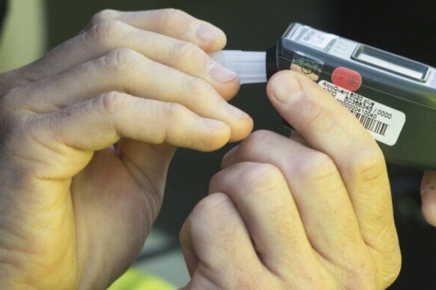 Opity policajt havaroval hladali zbran a preukaz