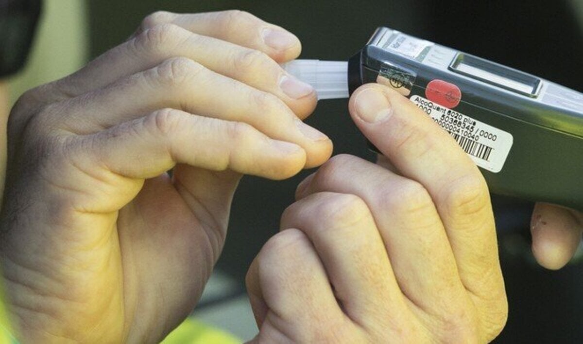 Opity policajt havaroval hladali zbran a preukaz