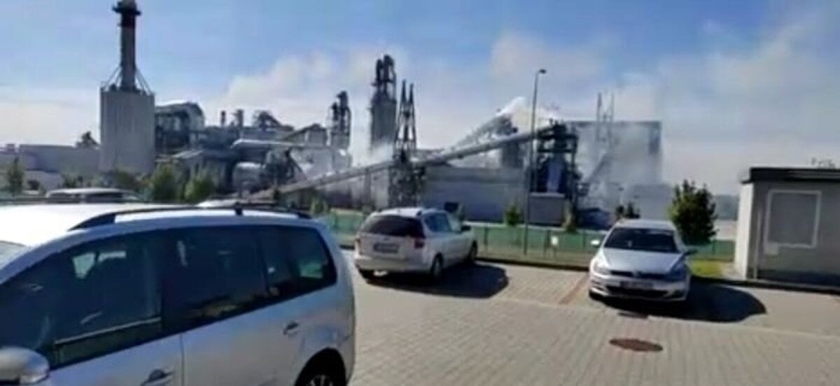 Ozval sa vybuch Poziar vo vyrobnej hale IKEA v Malackach likviduje desiatky hasicov