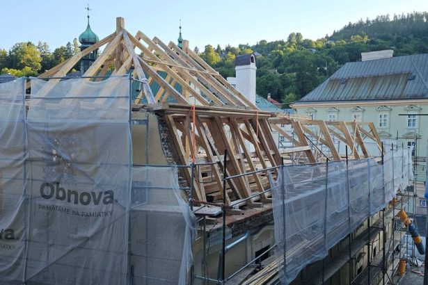 Po poziari v Banskej Stiavnici sa krov zdvihla z popola Rucne vyrezavane tramy a tisice dubovych kolikov