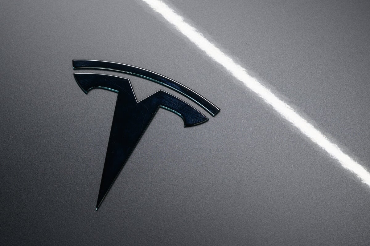 Podiel Tesly na trhu s elektromobilmi klesol najnizsie