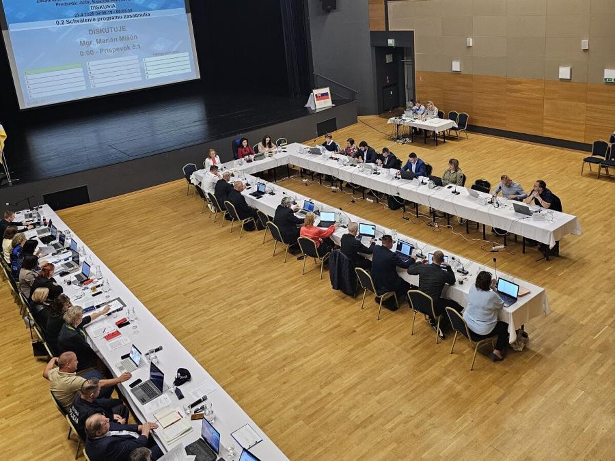 Poslanci v Puchove brania 17 november Zarazujuce zasahy vlady