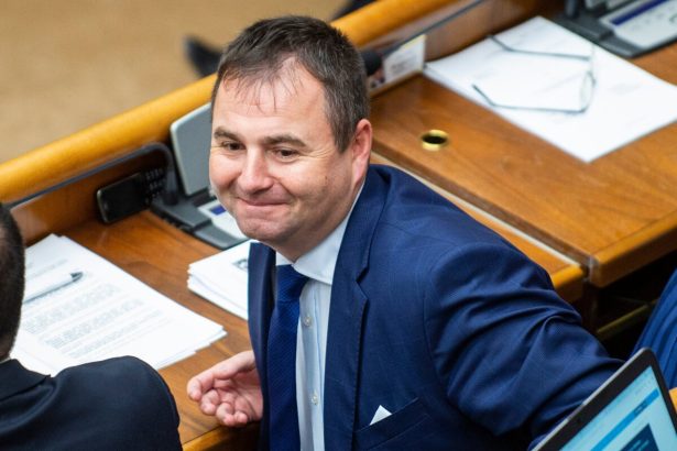 Poslanec Kery facky popiera kamerovy zaznam neexistuje