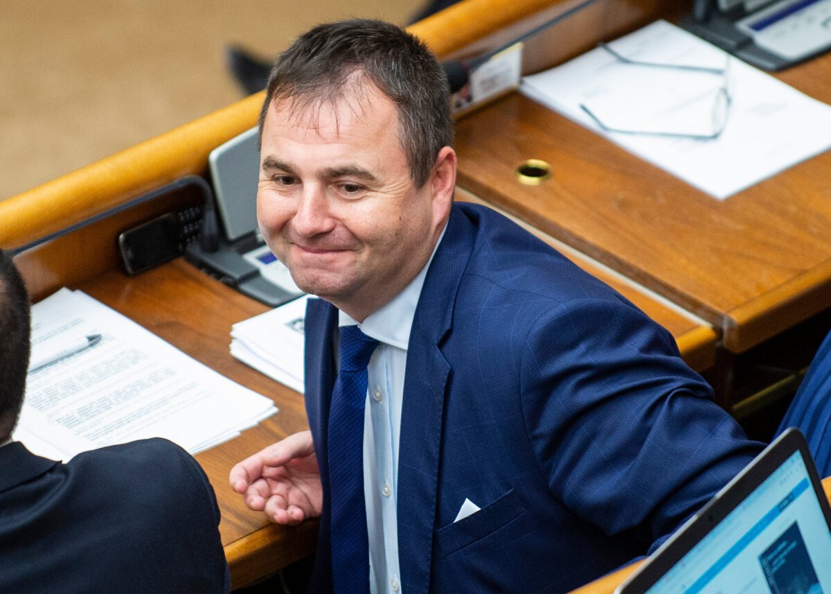 Poslanec Kery facky popiera kamerovy zaznam