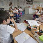 Rodic vnikol do skoly vystrasil ziaka