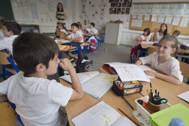 Rodic vnikol do skoly vystrasil ziaka