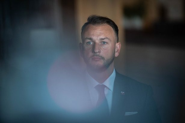 Statne byvanie pre ustavnych cinitelov by malo byt povinne