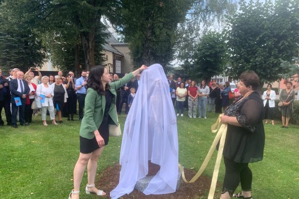 Tri sestry s kufrom dojali svet V rodnom meste na Orave ich pribeh oziva v novom parku