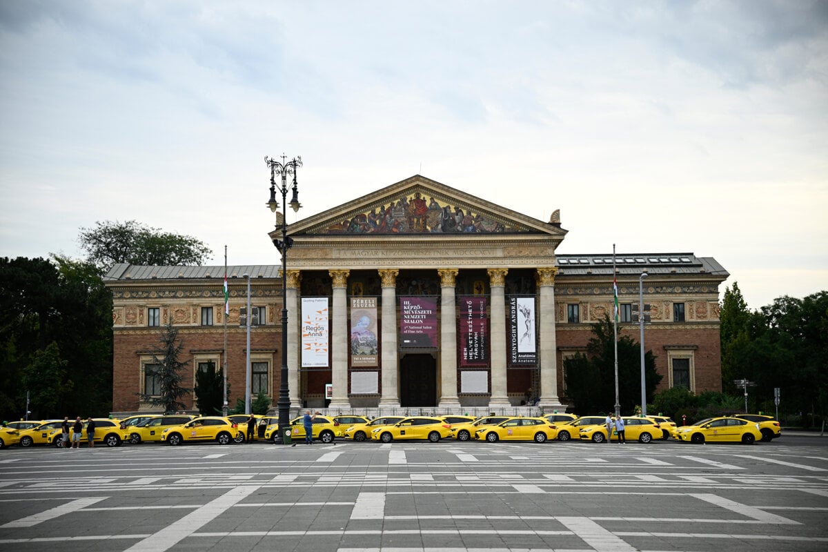 V Budapesti protestuju stovky taxikarov proti pravidlam