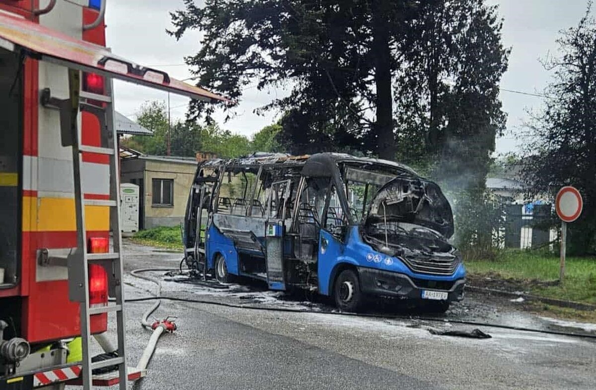 V Martine zhorel autobus vodic zabralil vacsim skodam