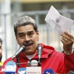 Venezuelsky prezident tvrdi ze osem americkych lodi s 1200 raketami cieli na Venezuelu