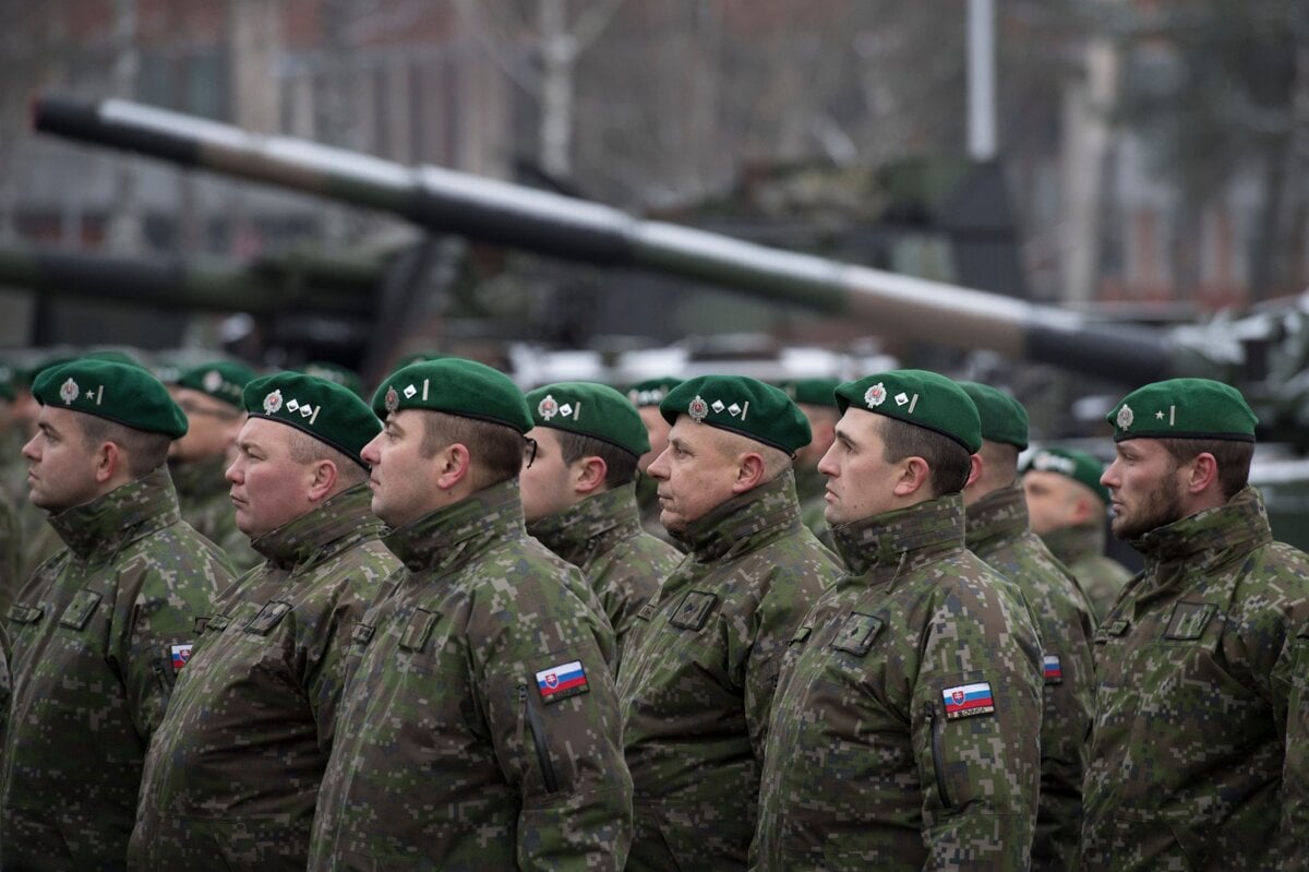 Vlada schvalila aktualizaciu vojenskeho zastupenia Slovenska pri EU a NATO