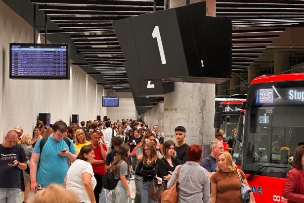 Vystupuje sa do dazda a pri nastupe su tlacenice Slovak Lines zmensili stanicu na Nivach