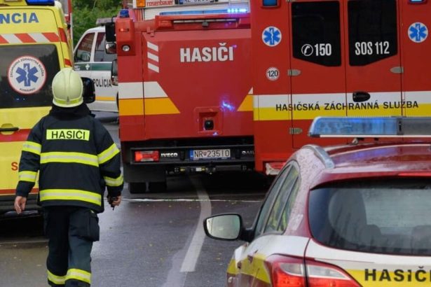 Zachranne zlozky pomahaju pri nehode na R1