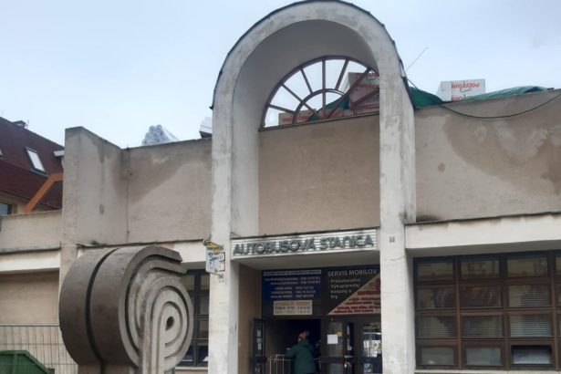 Autobusova stanica v Topolcanoch zatopena zatvorena do odvolania