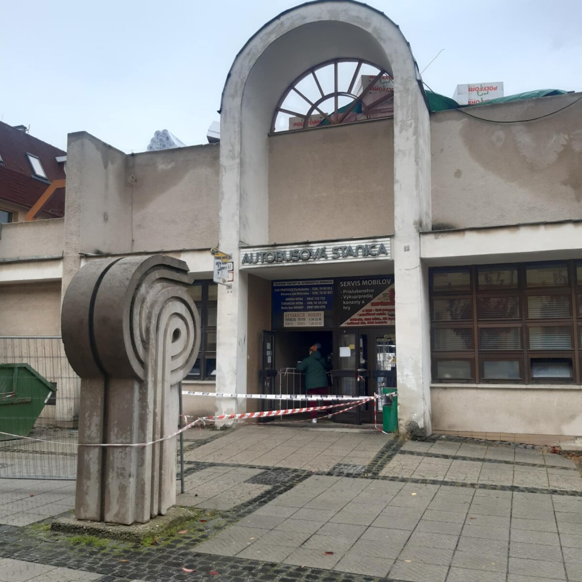 Autobusova stanica v Topolcanoch zatopena zatvorena do odvolania