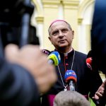 Biskupi respektuju rozhodnutie parlamentu pri skolskych zakonoch Krestanska unia ziada o veto