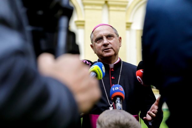 Biskupi respektuju rozhodnutie parlamentu pri skolskych zakonoch Krestanska unia ziada o veto