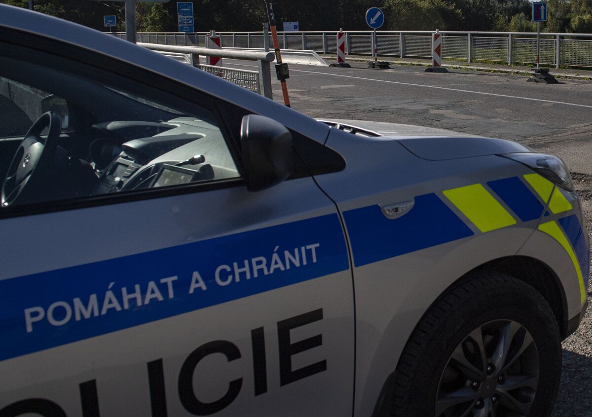 Ceska policia obvinila 13 ludi za prevozy migrantov