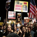 Desattisice ludi v Izraeli demonstrovali za navrat 13 rukojemnikov