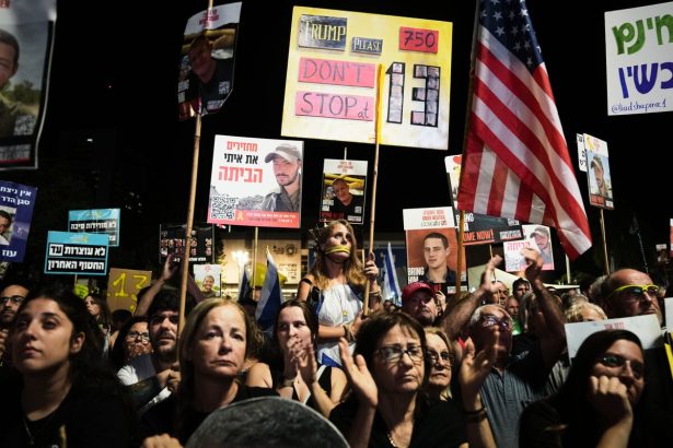 Desattisice ludi v Izraeli demonstrovali za navrat 13 rukojemnikov