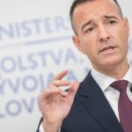 Drucker si presadil svoje Skoly si vyberu ci pridu o cast penazi od statu alebo sa vzdaju skolneho