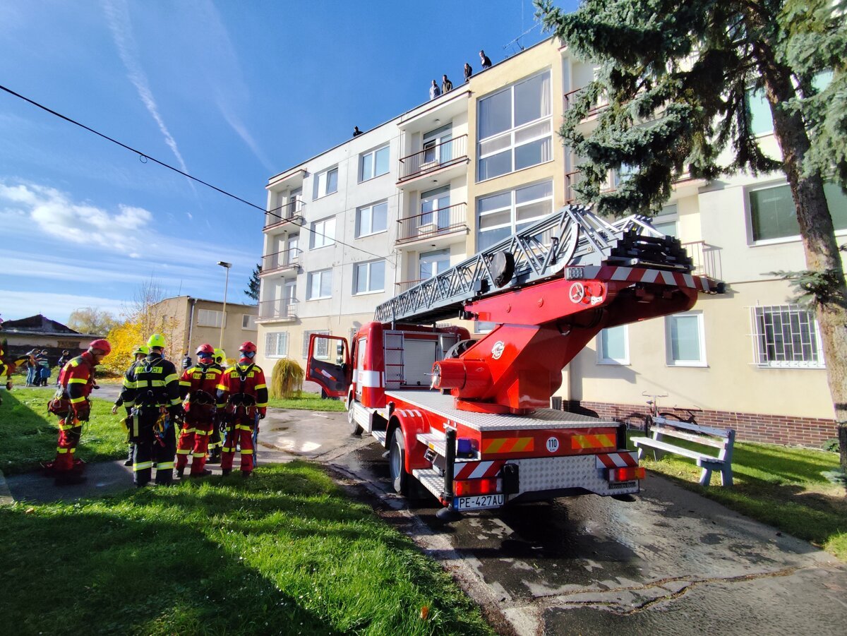 Hasici evakuovali deti z horiacej skoly podpalaca spacifikovali kuklaci