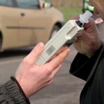 Jeden zbural plot druhy jazdil po chodniku