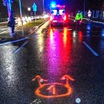 Krizovatkou presiel na cervenu a zrazil chodkynu Usiel policia ho hlada