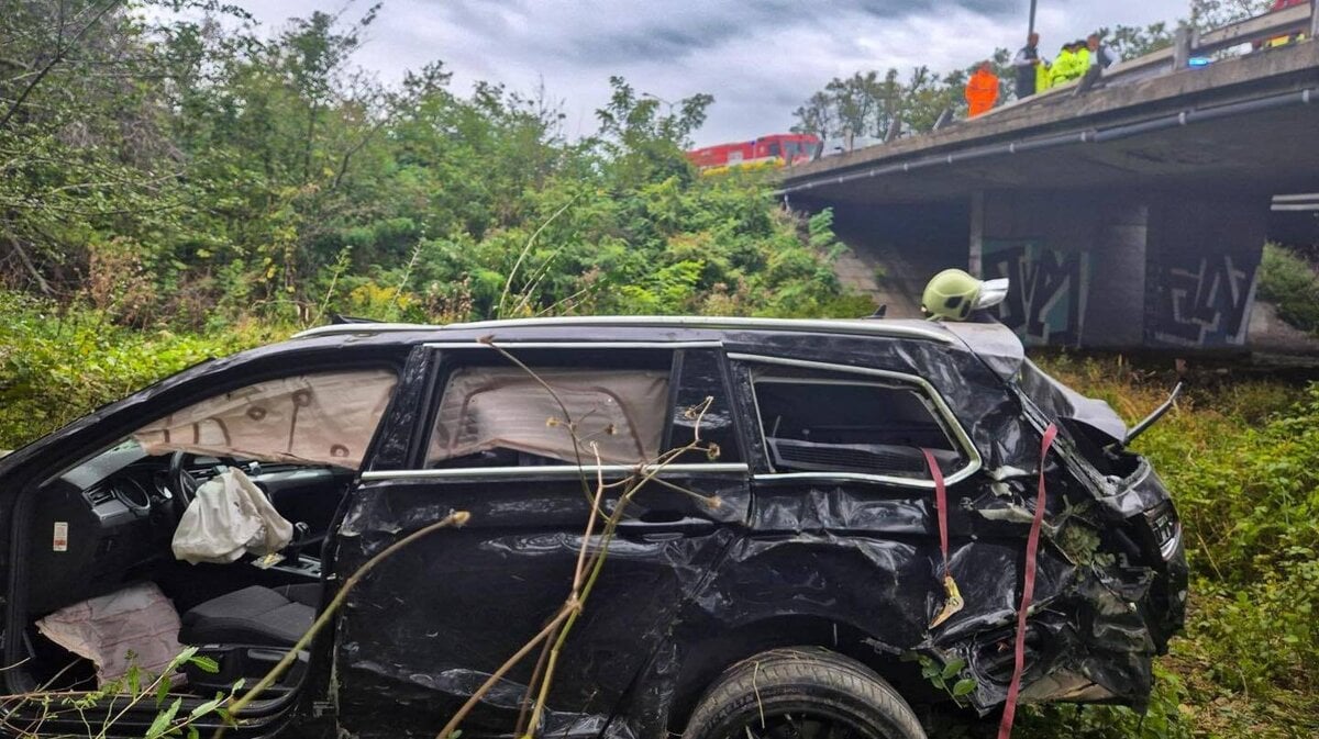 Na D2 auto prerazilo zvodidla a spadlo