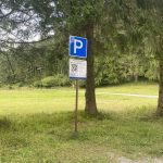 Plne parkoviska a auta na uliciach