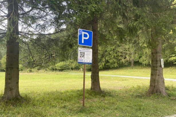 Plne parkoviska a auta na uliciach