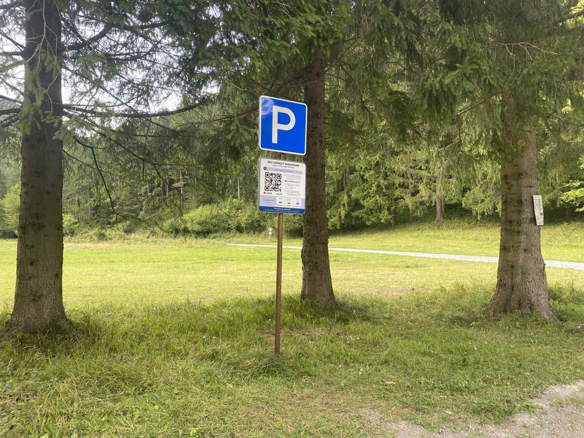 Plne parkoviska a auta na uliciach