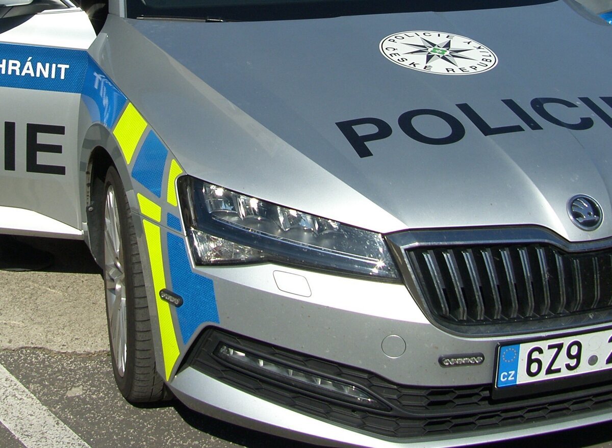 Po pade z okna gymnazia v Cesku zomrel 13 rocny chlapec